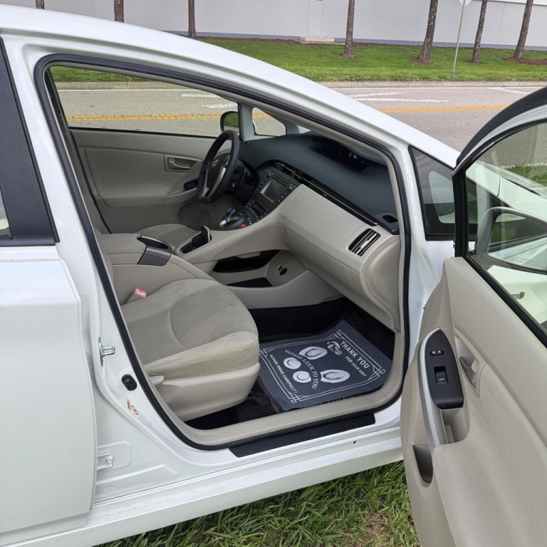2012 Toyota Prius Image 8