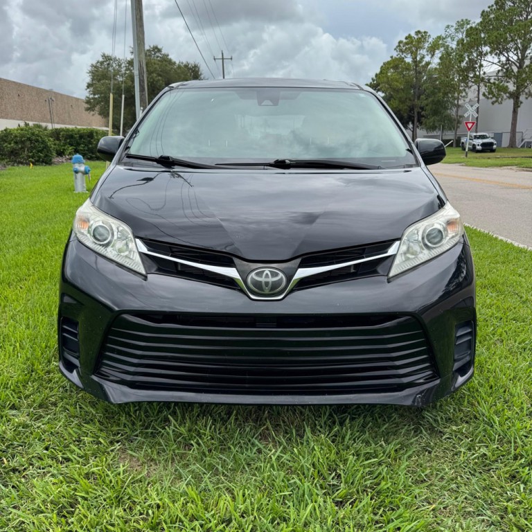 2020 Toyota Sienna Image 2