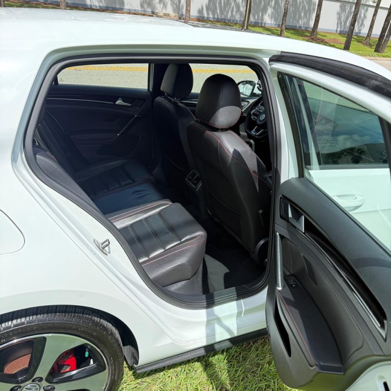 2015 Volkswagen GTI Image 12