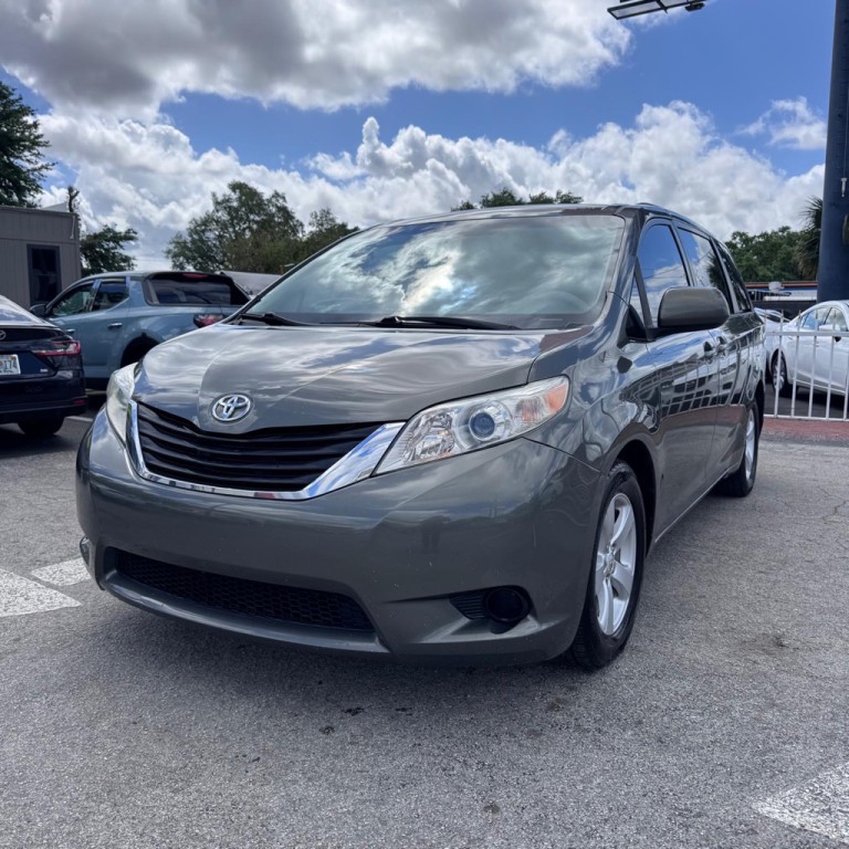2011 Toyota Sienna Image 1