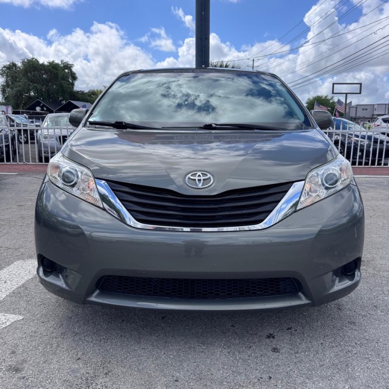 2011 Toyota Sienna Image 2