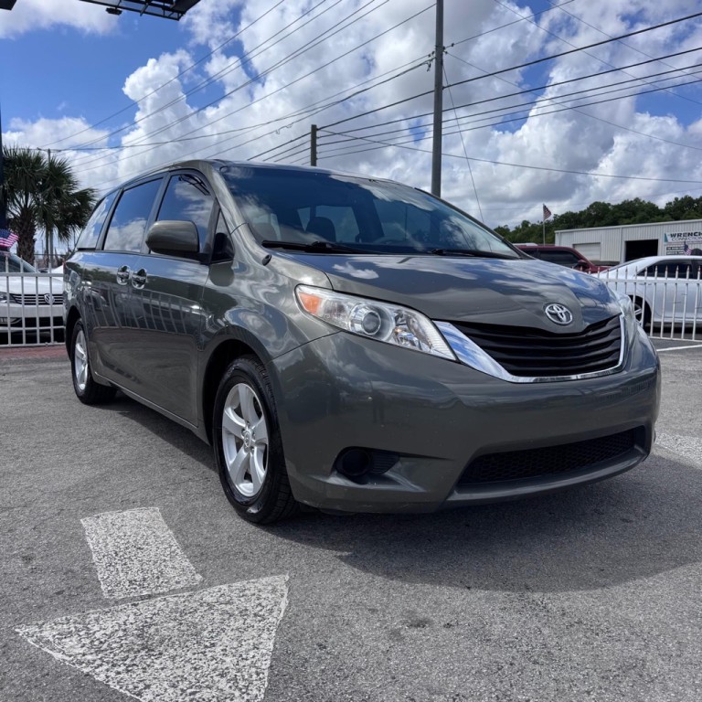 2011 Toyota Sienna Image 3