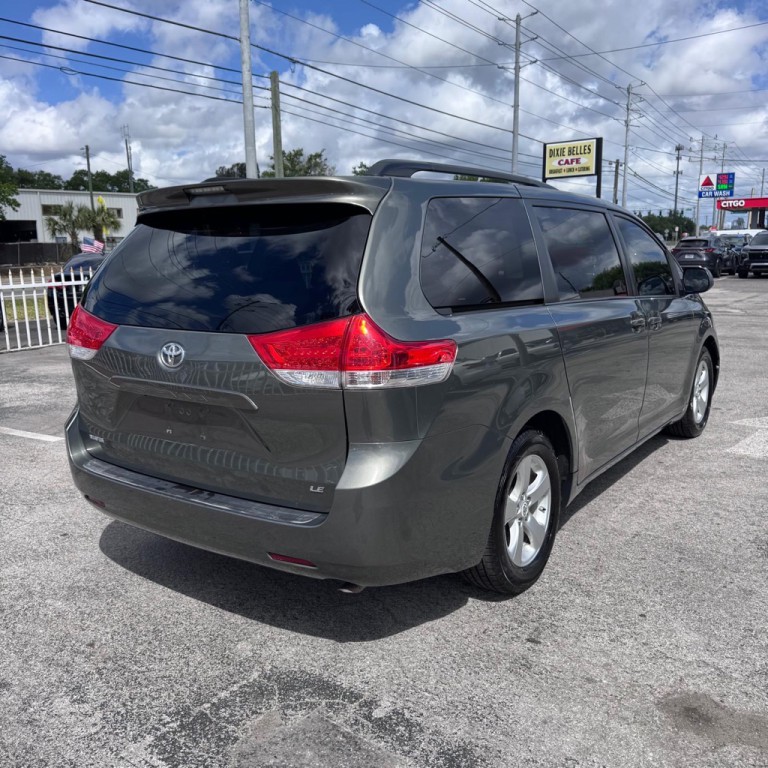 2011 Toyota Sienna Image 4