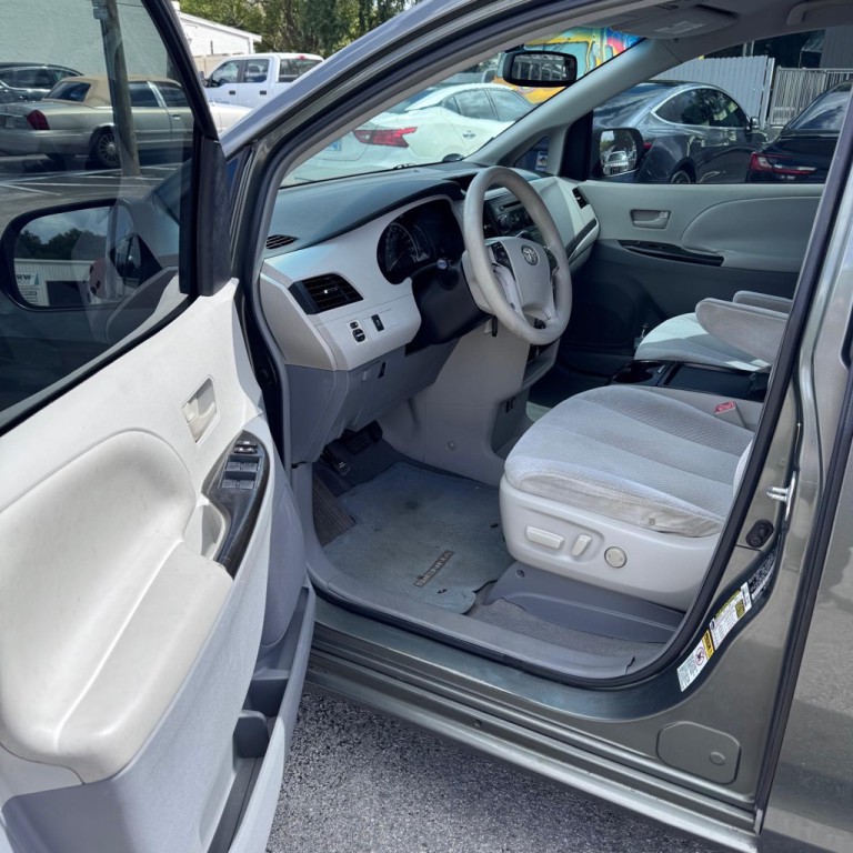 2011 Toyota Sienna Image 7
