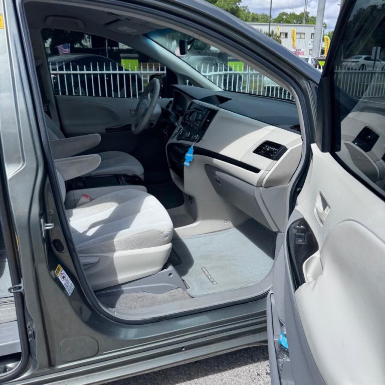 2011 Toyota Sienna Image 8