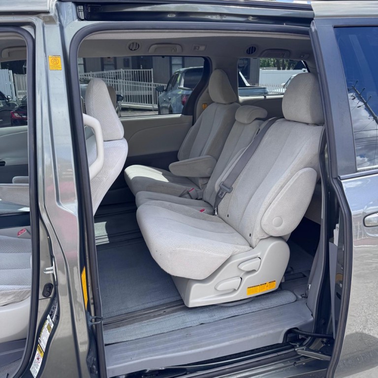 2011 Toyota Sienna Image 9