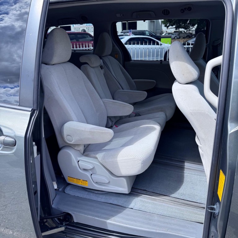 2011 Toyota Sienna Image 10