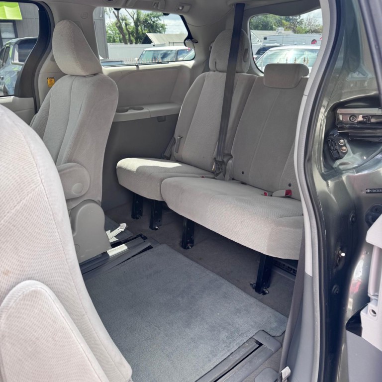 2011 Toyota Sienna Image 11