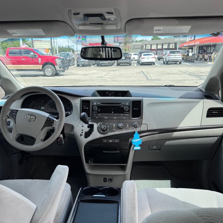 2011 Toyota Sienna Image 12