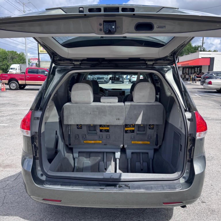 2011 Toyota Sienna Image 14