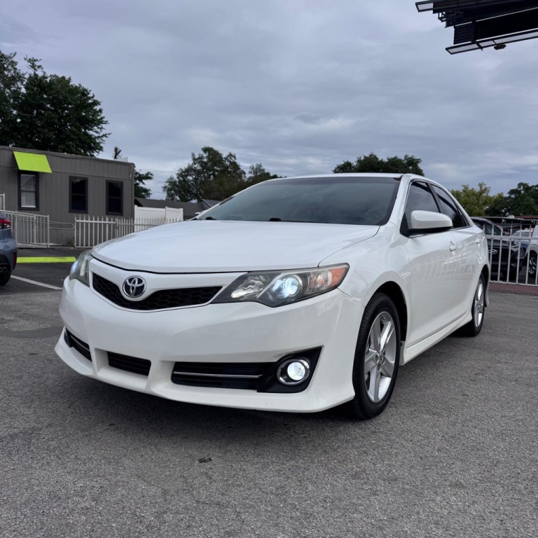 2014 Toyota Camry Image 1