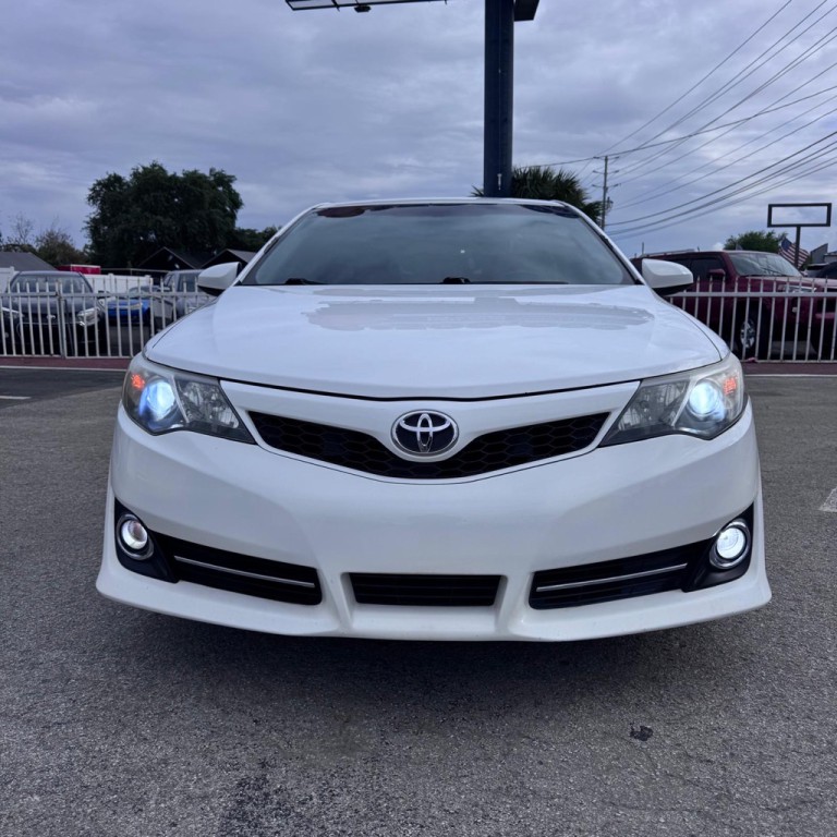 2014 Toyota Camry Image 2