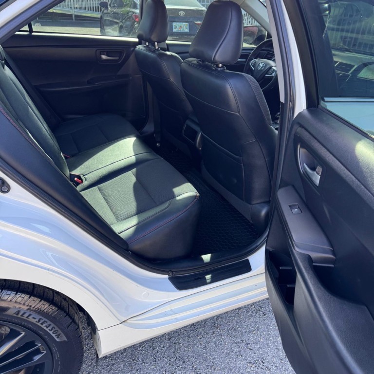 2016 Toyota Camry Image 10