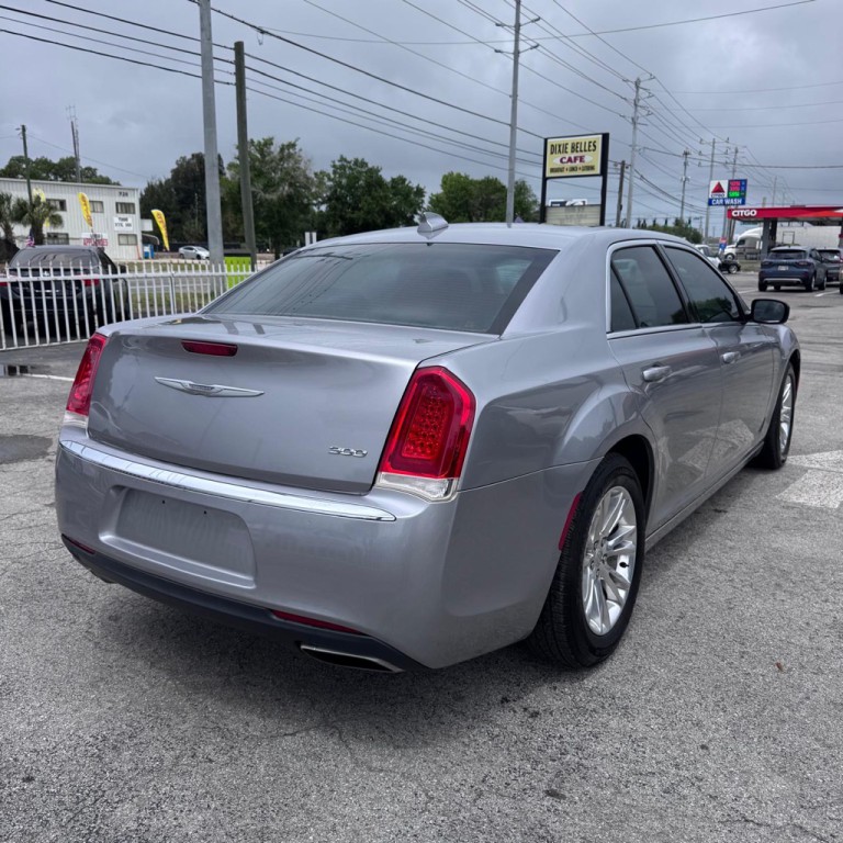 2016 Chrysler 300 Image 4