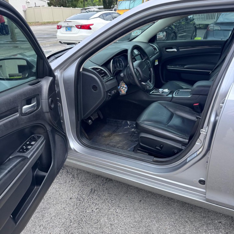 2016 Chrysler 300 Image 8