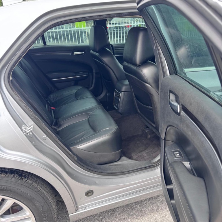 2016 Chrysler 300 Image 11