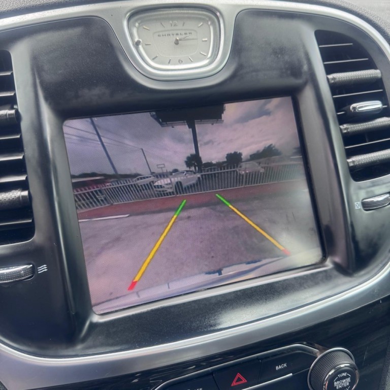 2016 Chrysler 300 Image 12