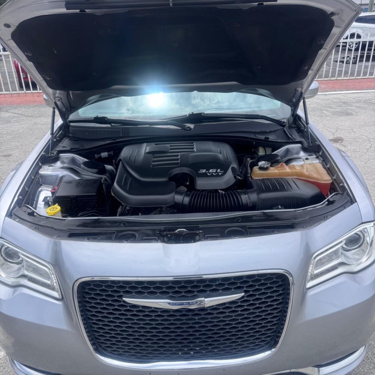 2016 Chrysler 300 Image 14