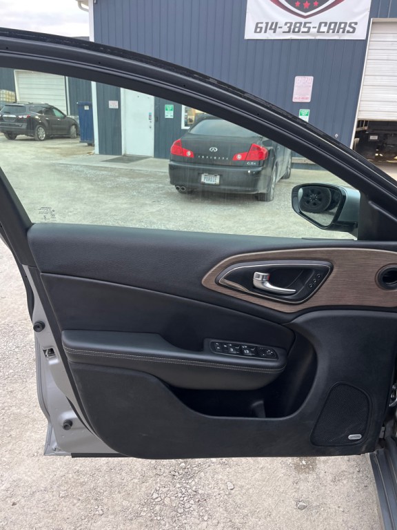 2015 Chrysler 200 Image 9