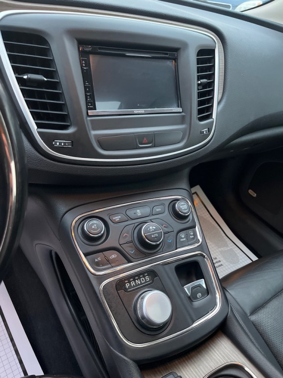 2015 Chrysler 200 Image 12