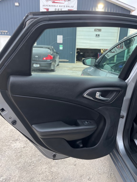 2015 Chrysler 200 Image 14