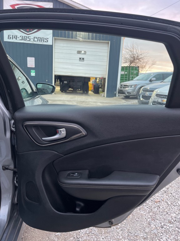 2015 Chrysler 200 Image 17