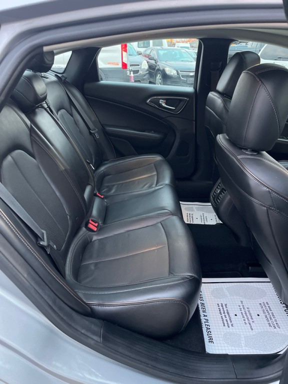 2015 Chrysler 200 Image 18