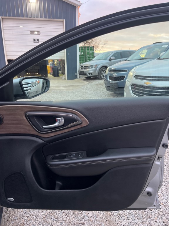 2015 Chrysler 200 Image 19