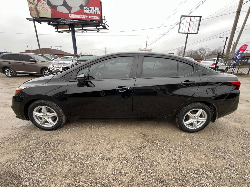 2021 Nissan Versa Image 2