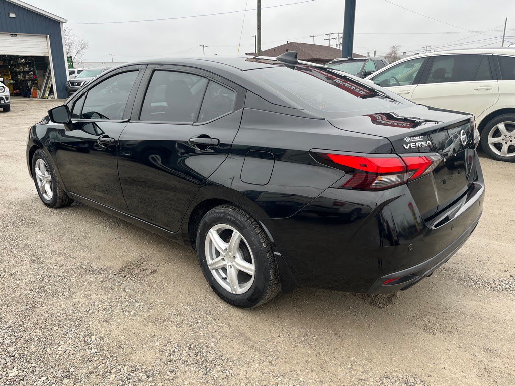 2021 Nissan Versa Image 3