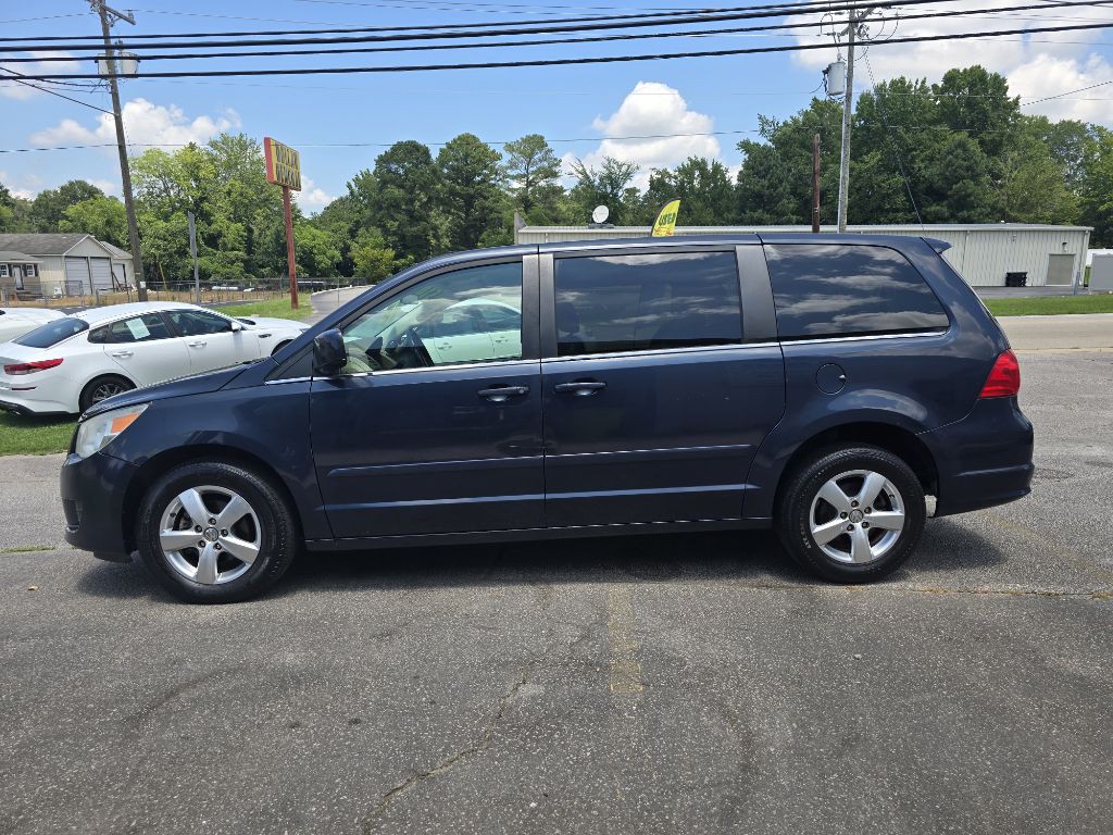 2009 Volkswagen Routan Image 1