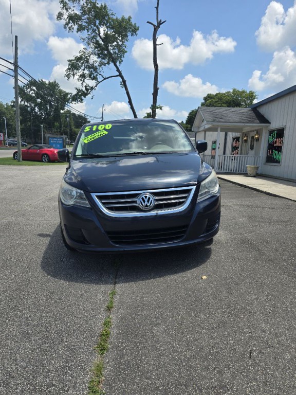 2009 Volkswagen Routan Image 2