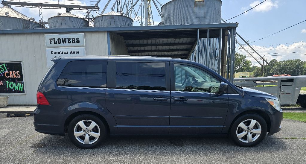 2009 Volkswagen Routan Image 3