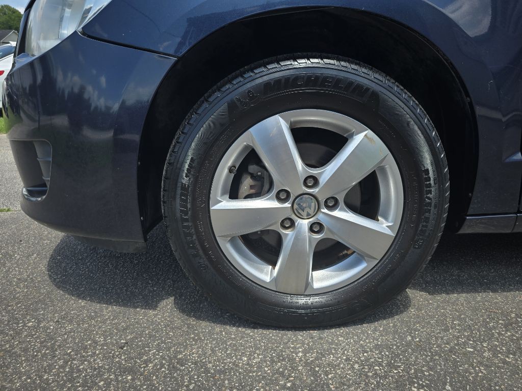 2009 Volkswagen Routan Image 4
