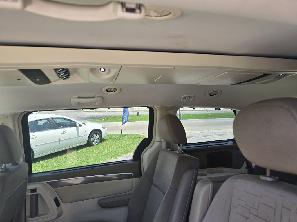 2009 Volkswagen Routan Image 8