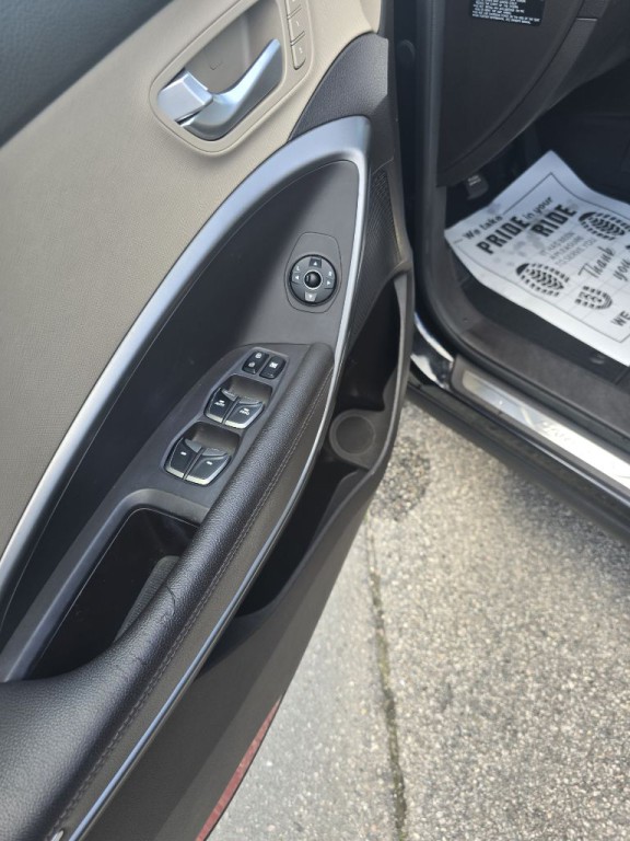 2017 Hyundai Santa Fe Image 10