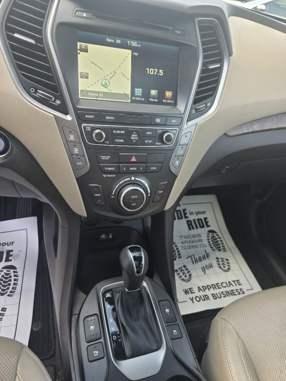 2017 Hyundai Santa Fe Image 11