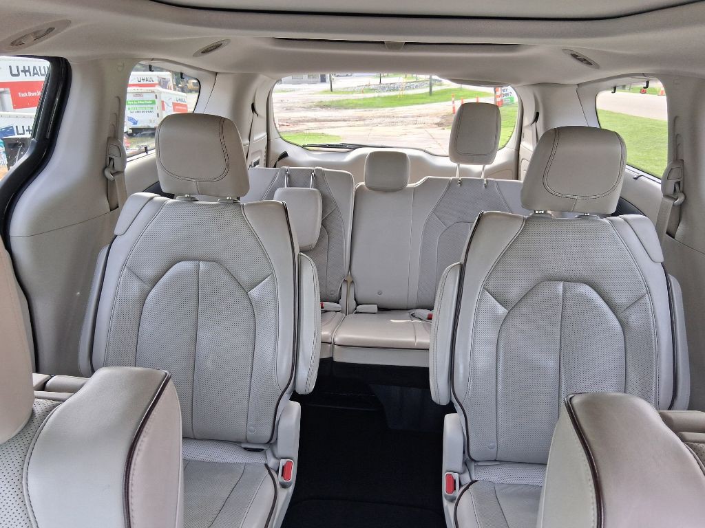 2017 Chrysler Pacifica Image 11