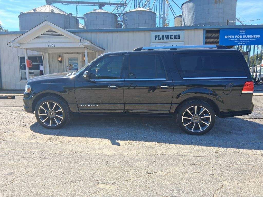 2016 Lincoln Navigator Image 2