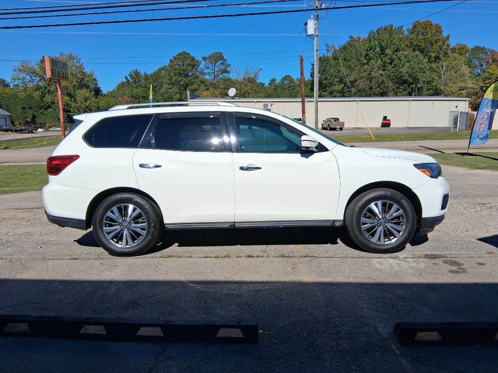 2017 Nissan Pathfinder Image 2