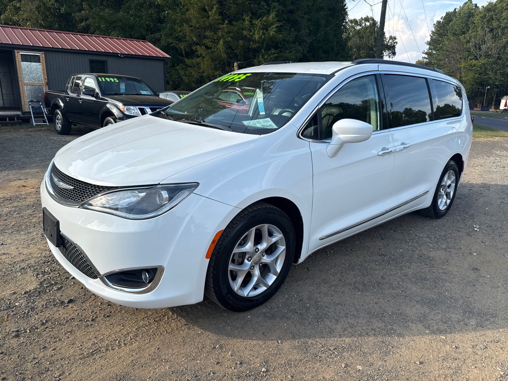 2017 Chrysler Pacifica Image 2