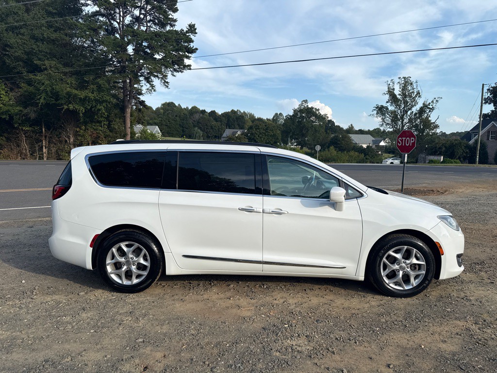 2017 Chrysler Pacifica Image 5