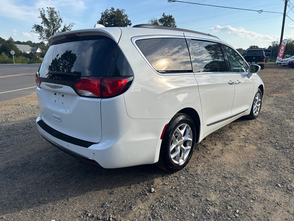 2017 Chrysler Pacifica Image 6