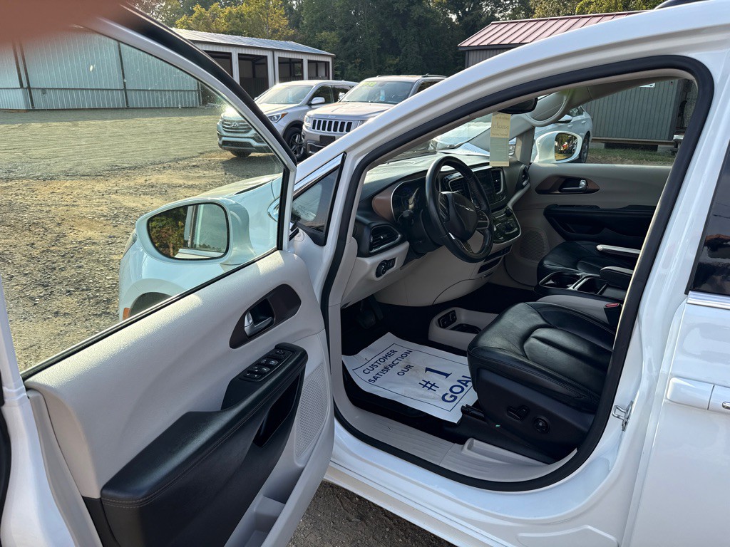 2017 Chrysler Pacifica Image 10