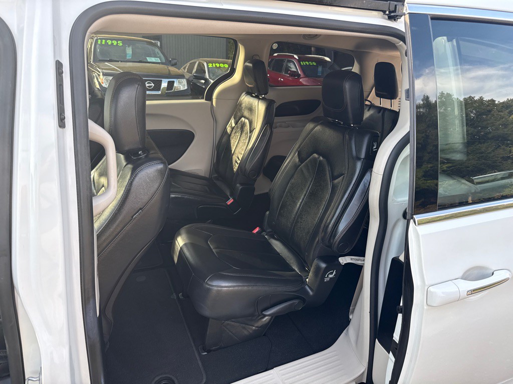2017 Chrysler Pacifica Image 11