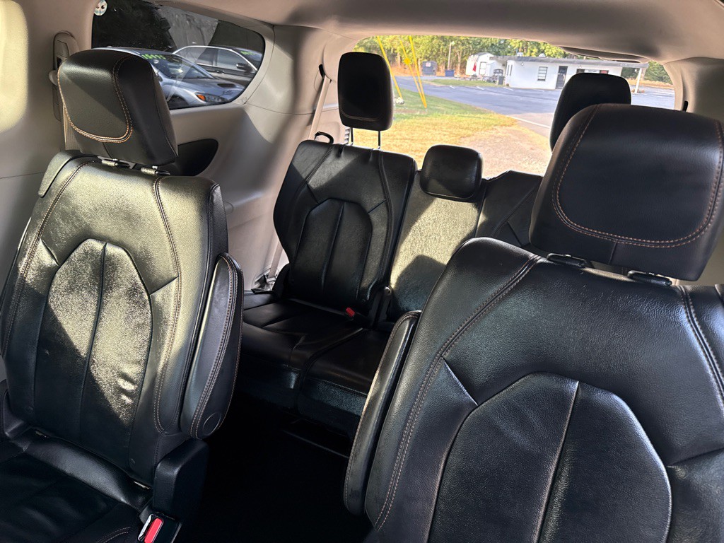 2017 Chrysler Pacifica Image 12