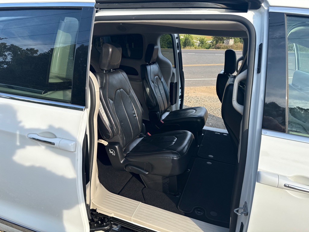 2017 Chrysler Pacifica Image 13