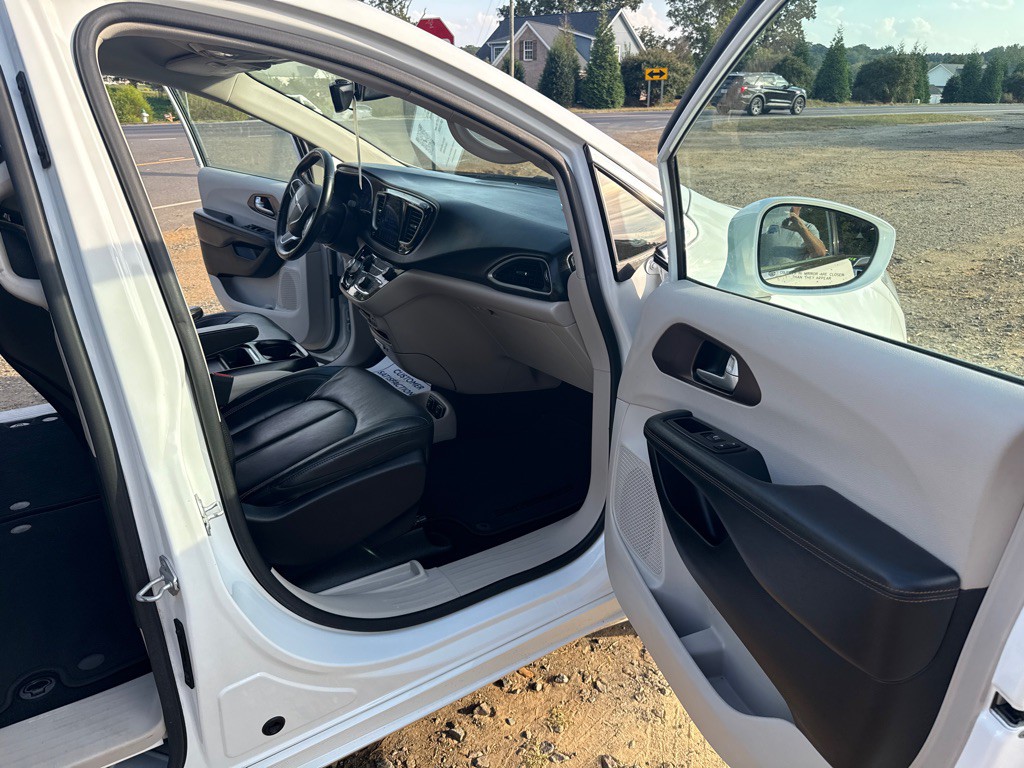 2017 Chrysler Pacifica Image 14