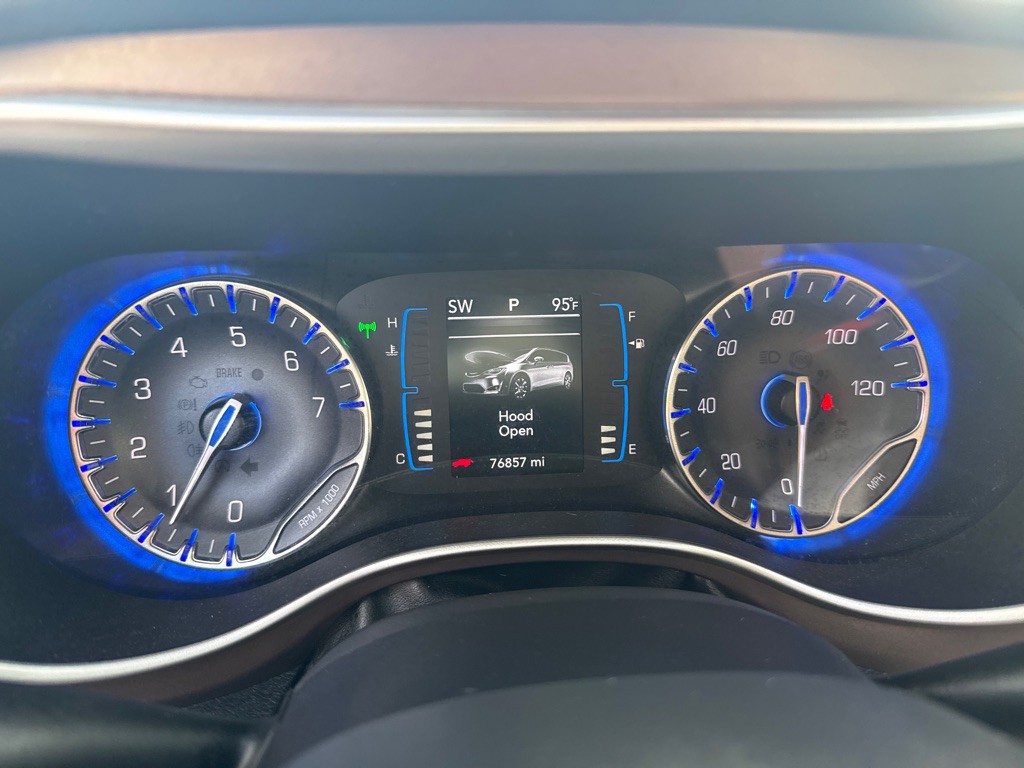 2017 Chrysler Pacifica Image 16