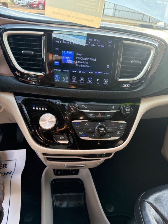 2017 Chrysler Pacifica Image 17